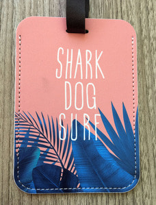 [돌돌] SHARK DOG-LUGGAGE TAG-26 상어 불독 강아지 서핑 서퍼 샤크독 하와이 캐릭터 그래픽 디자인 여행 가방 캐리어 네임택 러기지택 캐리어택 이름표 